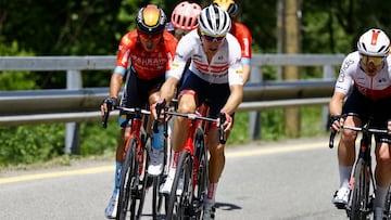 El ciclista neerlandés del Trek-Segafredo Bauke Mollema rueda en fuga durante la duodécima etapa del Giro de Italia.