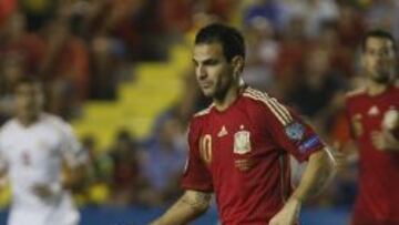 CENTENARIO. Fàbregas da un pase en el partido ante Luxemburgo.