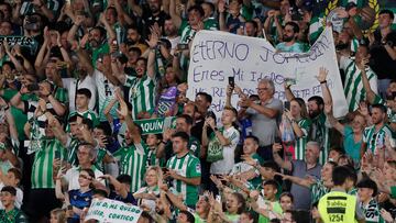 Aficionados del Betis al término del encuentro correspondiente a la última jornada de LaLiga que Real Betis y Valencia CF han disputado hoy domingo en el estadio Benito Villamarín, en Sevilla. EFE/José Manuel Vidal