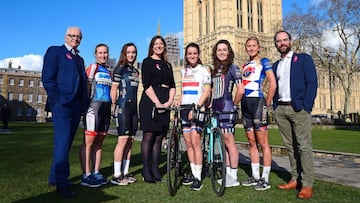 Representantes de los equipos Wiggle High5, Boels-Doelmans, Storey, Trek-Drops y WNT-Rotor posan delante del Parlamento Brit&aacute;nico antes de la presentaci&oacute;n del Ovo Energy Women&#039;s Tour 2018.