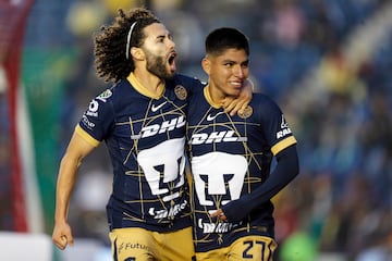 MEX475. CIUDAD DE MÉXICO (MÉXICO), 29/09/2024.- César Huerta (i) y Piero Quispe de Pumas celebran un gol este domingo, durante un partido por la jornada 10 del torneo Apertura 2024 de la Liga MX, entre América y Pumas, en el estadio Ciudad de los Deportes, en Ciudad de México (México). EFE/ Isaac Esquivel
