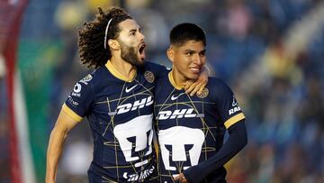 MEX475. CIUDAD DE MÉXICO (MÉXICO), 29/09/2024.- César Huerta (i) y Piero Quispe de Pumas celebran un gol este domingo, durante un partido por la jornada 10 del torneo Apertura 2024 de la Liga MX, entre América y Pumas, en el estadio Ciudad de los Deportes, en Ciudad de México (México). EFE/ Isaac Esquivel