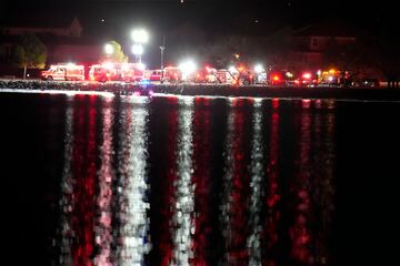 Emergency vehicles stage on the bank of the Potomac River in Washington, as seen from Arlington, Va., near Ronald Reagan Washington National Airport, Thursday, Jan. 30, 2025, in Arlington, Va. (AP Photo/Alex Brandon)

Associated Press/LaPresse