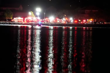 Emergency vehicles stage on the bank of the Potomac River in Washington, as seen from Arlington, Va., near Ronald Reagan Washington National Airport, Thursday, Jan. 30, 2025, in Arlington, Va. (AP Photo/Alex Brandon)

Associated Press/LaPresse