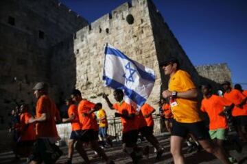 Unos 20.000 corredores tomaron parte en el evento deportivo anual el viernes, que incluye pistas de maratón completo y medio, pasando a través de una sección de la Ciudad Vieja, uno de los sitios más conocidos de Jerusalén.