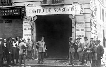 Fotografía del incendio del Teatro Novedades surgido en la noche del 23 de septiembre de 1928, con un balance de 80 muertos y 200 heridos. En el escenario, una gran lona ardió probablemente provocado por un cortocircuito.