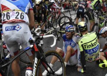 Thibaut Pinot cayó al suelo en la última caída masiva de la quinta etapa.