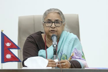 Forma de gobierno: República federal parlamentaria | Karki es una jurista y política independiente de tendencia socialdemócrata. Ejerce como primera ministra interina de Nepal desde el 12 de septiembre de 2025, tras las protestas de la 'Generación Z' en su país. Es la primera mujer en liderar el gobierno de Nepal. 