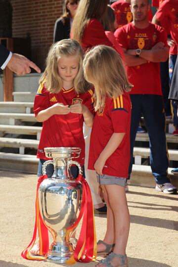 La Princesa Leonor y la Infanta Sofía durante la audiencia a la selección española, el 2 de julio de 2012, en Madrid (España). 