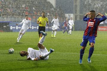 Penalti de Blasis sobre Hazard.