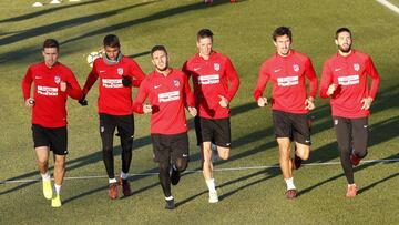 Gabi, Augusto, Torres, Koke, Savic y Carrasco corriendo durante la sesión de hoy.
