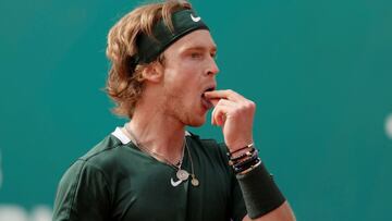 El tenista ruso Andrey Rublev reacciona durante su partido ante Novak Djokovic en la final del Serbia Open de Belgrado.