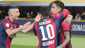 EPA8242. BOLONIA (ITALIA), 08/04/2019.- Erick Pulgar (d) del Bologna celebra con sus compañeros luego de anotar un gol durante un partido de la Serie A italiana entre el Bologna FC y el AC Chievo Verona este lunes, en el estadio Dall'Ara en Bo