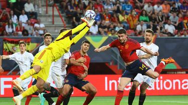Donnarumma despeja ante la presencia de Laporte y Rodrigo en el partido España-Italia del pasado jueves.