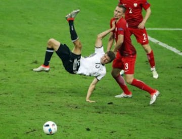 Thomas Mueller y Artur Jedrzejczyk.