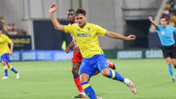 Álvaro Giménez. en un partido con el Cádiz.