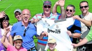 <b>LOCURA POR VERLE DE BLANCO. </b>Los habitantes del pueblo de Cristiano están como locos por verle jugar en el Bernabéu.