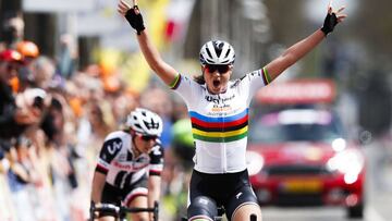 Dutch cyclist Chantal Blaak celebrates as she crosses the finish line after winning the Women&#039;s Amstel Gold Cycling Race in Berg en Terblijt, on April 15, 2018.  / AFP PHOTO / ANP / Marcel van Hoorn / Netherlands OUT