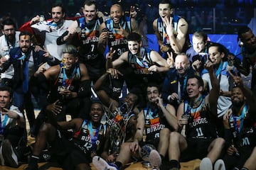 La historia del Hereda San Pablo Burgos es única. En tan solo seis años, ha pasado de reemplazar al Tizona en la LEB Oro (2015) ha conquistar Europa y el Mundo. Paso a paso, el equipo castellano consolidó un proyecto que dio un salto vertiginoso con la conquista de los tres primeros títulos de su historia en un lapso de pocos meses. En octubre de 2020 cayó la Champions FIBA tras derribar en el legendario OAKA de Atenas al anfitrión AEK y en febrero de 2021, la Intercontinental, en Buenos Aires, al doblegar al Quimsa argentino. En terreno comanche navegan bien.
En mayo de 2021 llegó el último trofeo hasta la fecha. De nuevo la Champions, en Rusia, después de derrotar en la final al Pinar Karsiyaka turco tras dejar en la cuneta previamente al Hapoel Holón israelí en cuartos y al Estrasburgo francés en semifinales. Tres títulos, en siete meses, una carrera increíble.   
