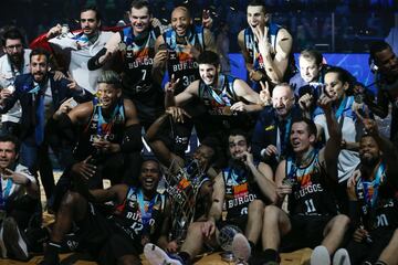 La historia del Hereda San Pablo Burgos es 迆nica. En tan solo seis a?os, ha pasado de reemplazar al Tizona en la LEB Oro (2015) ha conquistar Europa y el Mundo. Paso a paso, el equipo castellano consolid車 un proyecto que dio un salto vertiginoso con la conquista de los tres primeros t赤tulos de su historia en un lapso de pocos meses. En octubre de 2020 cay車 la Champions FIBA tras derribar en el legendario OAKA de Atenas al anfitri車n AEK y en febrero de 2021, la Intercontinental, en Buenos Aires, al doblegar al Quimsa argentino. En terreno comanche navegan bien.
En mayo de 2021 lleg車 el 迆ltimo trofeo hasta la fecha. De nuevo la Champions, en Rusia, despu谷s de derrotar en la final al Pinar Karsiyaka turco tras dejar en la cuneta previamente al Hapoel Hol車n israel赤 en cuartos y al Estrasburgo franc谷s en semifinales. Tres t赤tulos, en siete meses, una carrera incre赤ble.