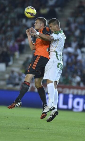 GRA498. CÓRDOBA, 25/10/2014.- El delantero islandés de la Real Sociedad Alfred Finnbogason disputa un balón con el defensa del Córdoba Pinillos.