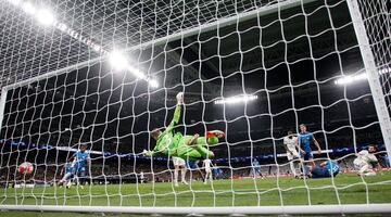 1-1. Centro desde la derecha de David Raum y Willi Orban, remata de cabeza al lado izquierdo de la portería de Andriy Lunin.