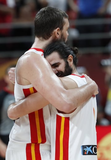 Marc Gasol and Ricky Rubio sharing a hug.