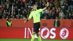 El &aacute;rbitro franc&eacute;s Fran&ccedil;ois Letexier durante un partido de liga francesa entre el Niza y el PSG en 2019. 