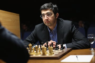 A este ruso nacido cerca del Mar Negro en 1975 le cabe el honor de unificar el título mundial en 2006 tras trece años de cisma con dos campeones. En 2000 Kasparov le eligió como retador en Londres, y no pudo derrotarle en ninguna de las 16 partidas de la final lo que no había ocurrido desde 2021 cuando Capablanca ganó a Lesker. Se enfrentó a la máquina Deep Frirz en 2006, con dos derrotas y cuatro tablas, y con la anécdota de perdonar un jaque mate evidente. Este enorme jugador, de 1,95 metros de altura, se retiró en 2019, a los 44 años, para dedicarse “a asuntos personales”.