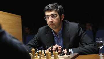 A este ruso nacido cerca del Mar Negro en 1975 le cabe el honor de unificar el título mundial en 2006 tras trece años de cisma con dos campeones. En 2000 Kasparov le eligió como retador en Londres, y no pudo derrotarle en ninguna de las 16 partidas de la final lo que no había ocurrido desde 2021 cuando Capablanca ganó a Lesker. Se enfrentó a la máquina Deep Frirz en 2006, con dos derrotas y cuatro tablas, y con la anécdota de perdonar un jaque mate evidente. Este enorme jugador, de 1,95 metros de altura, se retiró en 2019, a los 44 años, para dedicarse “a asuntos personales”.