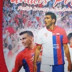 Flores y regalos en el homenaje a José Antonio Reyes