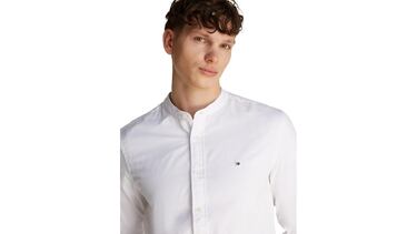 Chollo del día: ahorra hasta un 51% en esta camisa con cuello mao de Tommy Hilfiger