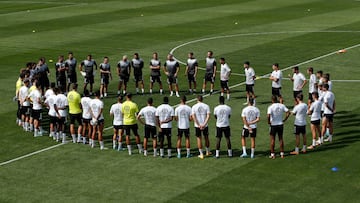 La plantilla de la UD Las Palmas antes de una sesión de entrenamiento.