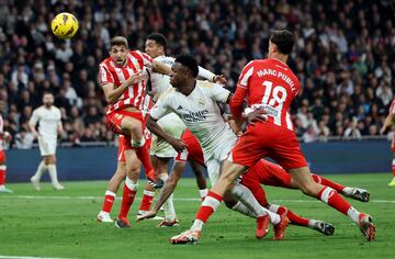 El jugador brasileño del Real Madrid remata el balón con la parte superior del brazo derecho entre forcejeos con la defensa del Almería. 