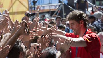 Pau Gasol celebra con la afici&oacute;n el oro en el Eurobasket.