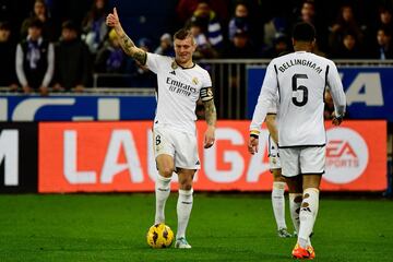 Kroos alza el pulgar durante el partido ante el Alavés.