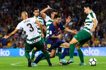Messi jugador del Barcelona rodeado de cuatro jugadores del Eibar durante un partido de Primera división en el mes de septiembre 