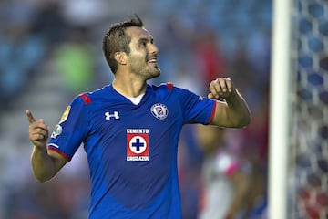 El ariete oriundo de Tejupilco, Estado de México, llegó a Cruz Azul para el torneo Clausura 2014, después de jugar con Cruz Azul Hidalgo. Con el equipo de primera división solo metió un gol en 21 partidos.