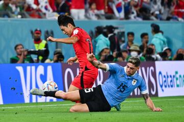 Valverde comete falta sobre Kang-In Lee para evitar el avance del jugador surcoreano en el tiempo añadido del Uruguay-Corea del Sur.