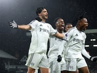 Soccer Football - Premier League - Fulham v Sunderland - Craven Cottage, London, Britain - November 22, 2025 Fulham's Raul Jimenez celebrates scoring their first goal with teammates Action Images via Reuters/Paul Childs EDITORIAL USE ONLY. NO USE WITH UNAUTHORIZED AUDIO, VIDEO, DATA, FIXTURE LISTS, CLUB/LEAGUE LOGOS OR 'LIVE' SERVICES. ONLINE IN-MATCH USE LIMITED TO 120 IMAGES, NO VIDEO EMULATION. NO USE IN BETTING, GAMES OR SINGLE CLUB/LEAGUE/PLAYER PUBLICATIONS. PLEASE CONTACT YOUR ACCOUNT REPRESENTATIVE FOR FURTHER DETAILS..