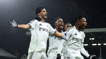 Soccer Football - Premier League - Fulham v Sunderland - Craven Cottage, London, Britain - November 22, 2025 Fulham's Raul Jimenez celebrates scoring their first goal with teammates Action Images via Reuters/Paul Childs EDITORIAL USE ONLY. NO USE WITH UNAUTHORIZED AUDIO, VIDEO, DATA, FIXTURE LISTS, CLUB/LEAGUE LOGOS OR 'LIVE' SERVICES. ONLINE IN-MATCH USE LIMITED TO 120 IMAGES, NO VIDEO EMULATION. NO USE IN BETTING, GAMES OR SINGLE CLUB/LEAGUE/PLAYER PUBLICATIONS. PLEASE CONTACT YOUR ACCOUNT REPRESENTATIVE FOR FURTHER DETAILS..