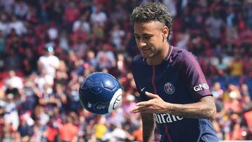 Neymar, en su presentaci&oacute;n en el Parque de los Pr&iacute;ncipes.