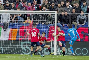 Osasuna - Atlético de Madrid: Se quejó Sergio Rico de una posible falta cuando salía a despejar de puños el esférico, pero el árbitro dijo que no hay nada y el portugués remató a placer dentro del área para poner por delante a los rojiblancos.