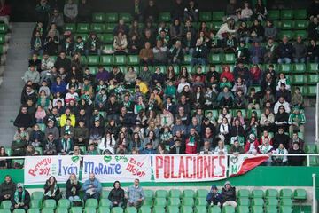 Los racinguistas de Polaciones, que acudieron para apoyar a Iván Morante, en Tribuna Sur.