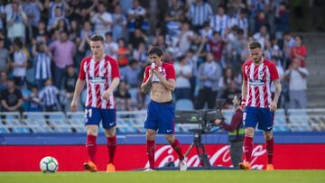 Gameiro, Savic y Saúl, con la mirada baja en un momento del partido ante la Real Sociedad.