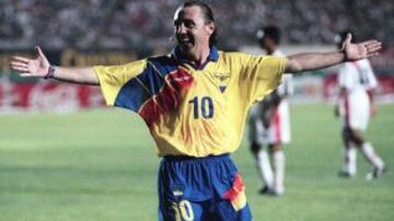 Alex Aguinaga jug&oacute; ocho Copas Am&eacute;rica entre 1987 y 2004 y no pudo levantarla con Ecuador.