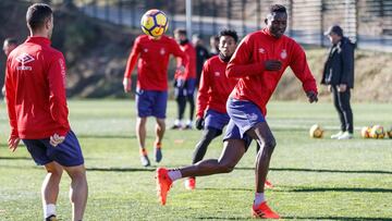 Olunga, entrenando con el Girona.