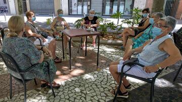 GRAFCVA6752. GANDIA (VALENCIA), 19/07/2020.-Un grupo de mujeres sentadas en una terraza en el paseo Germanías de Gandia, municipio valenciano en el que el Consell ha decidido la obligatoriedad del uso de la mascarilla en todos los espacios públicos y suspender la actividad de ocio nocturno ante el incremento de casos de coronavirus. EFE/ Natxo Frances