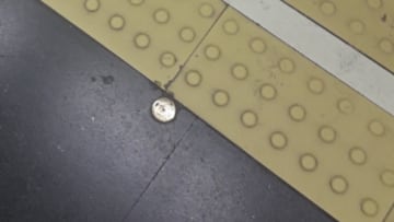 El motivo por el que hay puntos metálicos y números en los andenes del Metro de Madrid