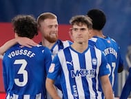 VITORIA, 14/01/2026.- El delantero del Alavés Carlos Vicente (2i) celebra su gol durante el partido de octavos de final de la Copa del Rey que disputan Deportivo Alavés y Rayo Vallecano, este miércoles en el estadio de Mendizorroza. EFE/ Adrián Ruiz Hierro